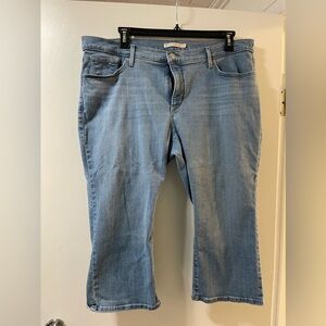Women’s Levi Capri Jeans